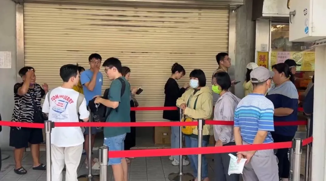 彰化不二坊開放電話訂購首日又見排隊。（圖／翻攝畫面）