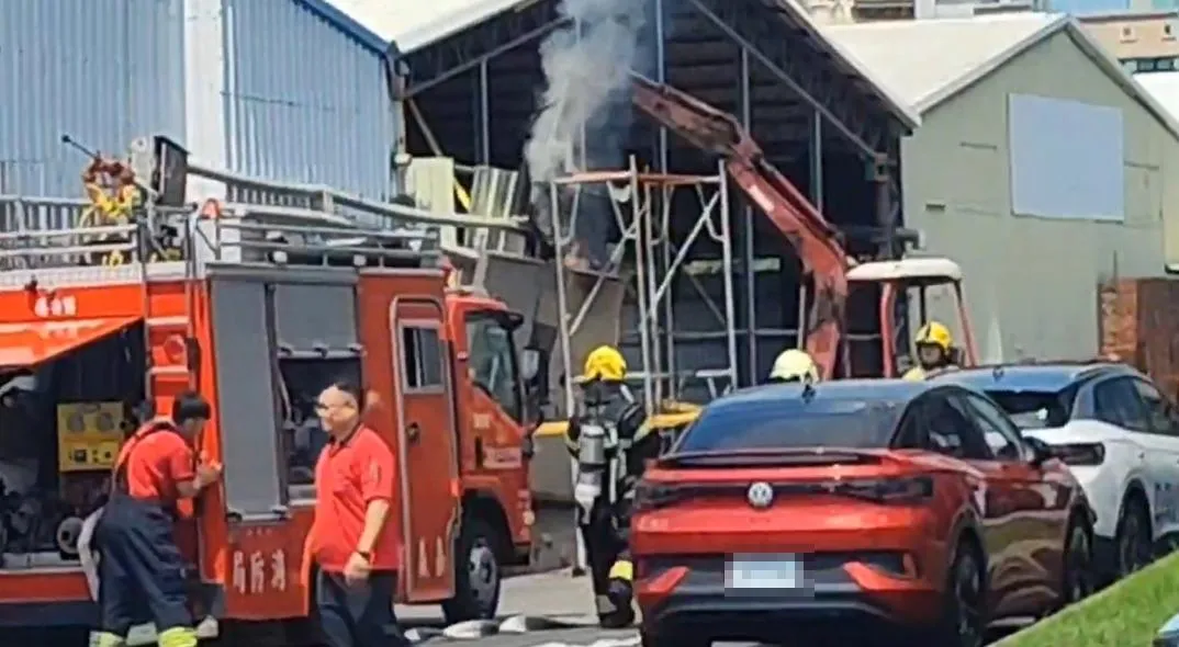 嘉義市博愛路二段一處工廠今（30）日上午發生火警意外，起火點位於工廠外圍電箱，疑似施工怪手不慎碰觸所致。（圖／翻攝畫面）