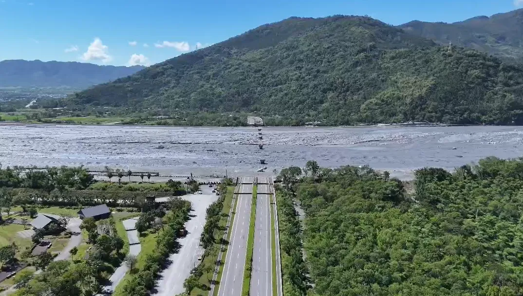 馬太鞍溪橋遭沖斷現況。（圖／花蓮縣社區大學空拍教師簡嘉信提供）