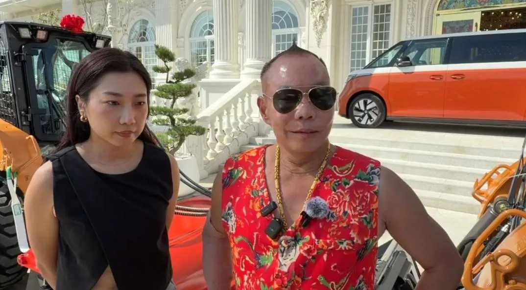 啟德機械起重工程董事長胡漢龑也捐2台小山貓、50萬物資，並資助往生者家屬1萬元，助災民度過難關。（圖／翻攝畫面）