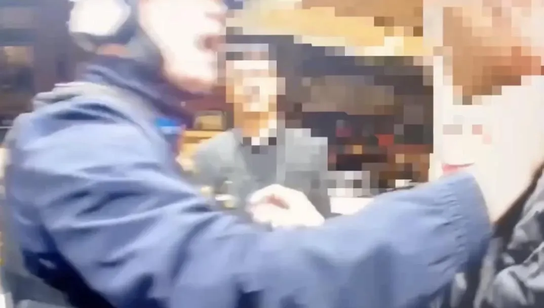 男子失控出手拉員警胸前密錄器。(圖/翻攝畫面)