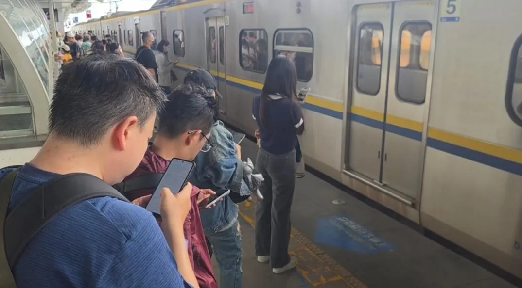 台鐵南部路段今（5日）上午突發號誌系統故障，導致高屏區間列車出現程度不等的延誤狀況。（圖／翻攝畫面）