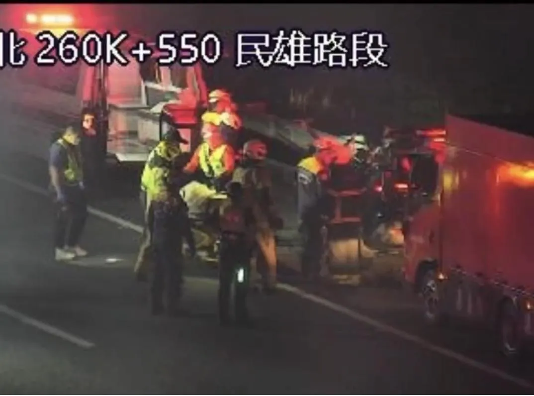 另一輛事故車整輛甩到路肩，消防隊破壞車身救援。（圖/台南道路救援張家班）