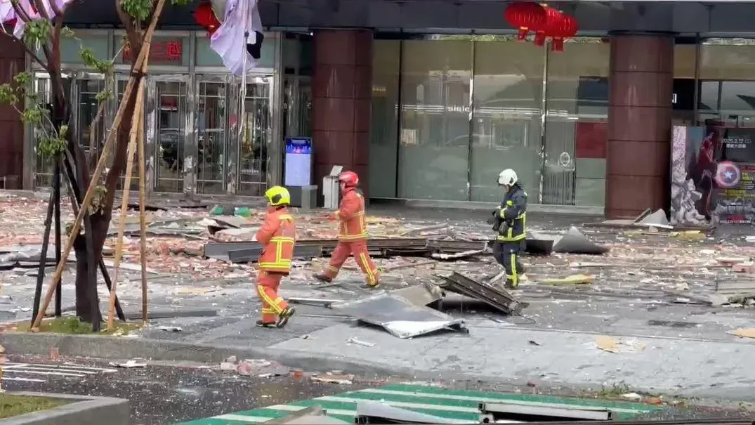 新光三越台中中港店13日上午發生氣爆事故奪4命,民俗專家楊登嵙指出2025年歲次乙巳在五行中屬「木生火」。(圖/中天新聞)
