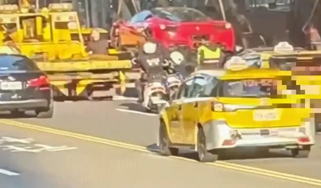 法拉利超跑臨停馬路上和其他轎車並排被拖吊。（圖／警方提供）