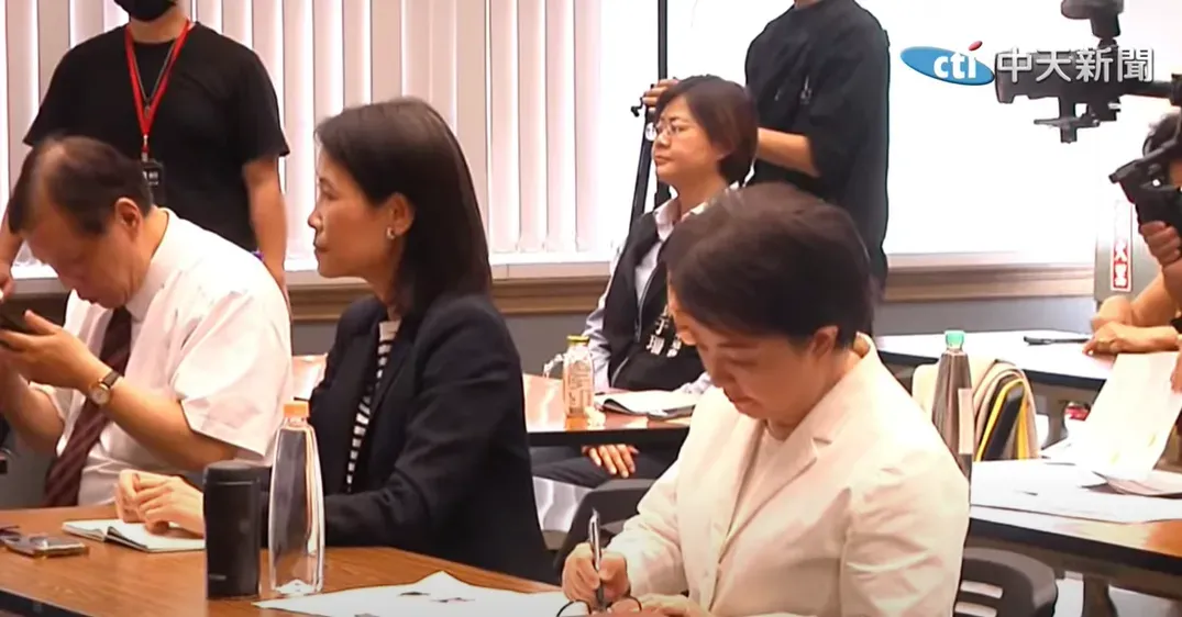 盧秀燕今參加一場名為「破浪前行產業轉型重構之路」的座談會,與產業談突圍策略。(圖/中天新聞)
