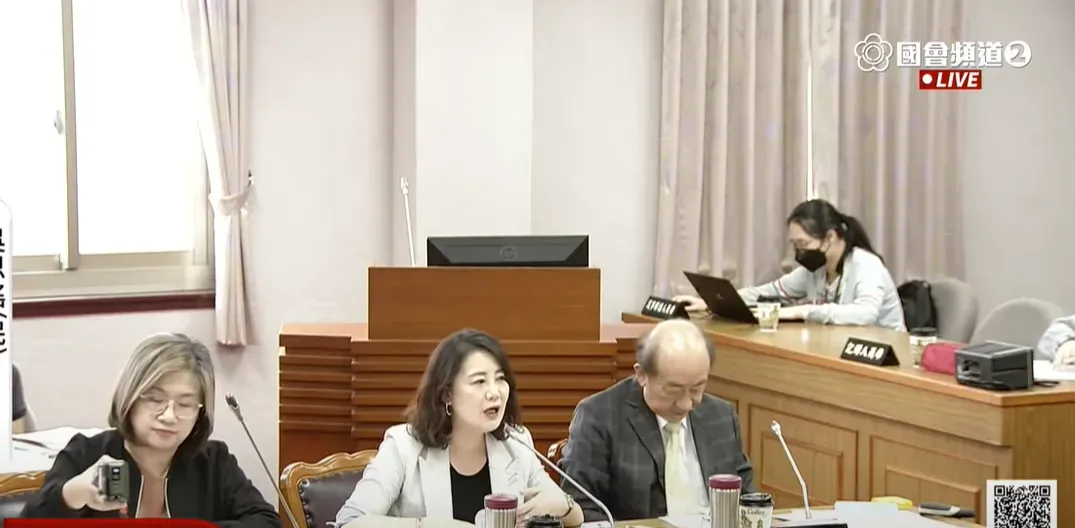 柯建銘敬告韓國瑜「兩個都沒有頭髮，不要無法無天」。（圖取自國會頻道YT）