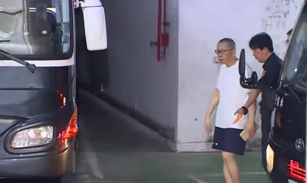 柯文哲中午抵達北院，網友發現他身後執法人員神似賴清德。（圖／中天新聞）