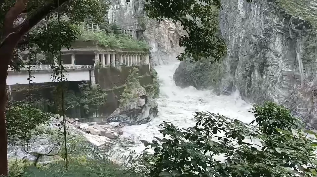 燕子口堰塞湖壩體溢流水量擴大並沖刷壩體。（圖／林業保育署花蓮分署提供）