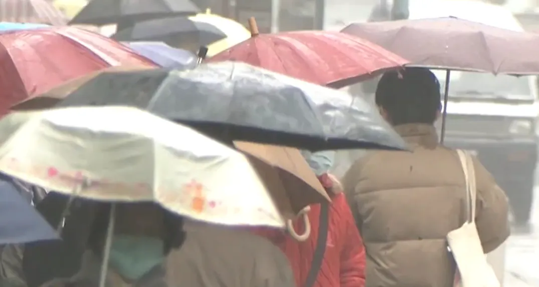 今（5日）鋒面結構逐漸變差，降雨趨緩，各地仍有局部短暫陣雨，。（示意圖／中天新聞）