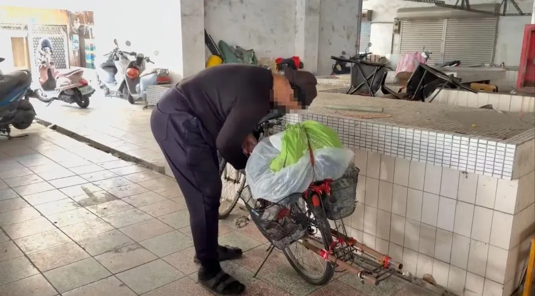 台南警方在21日的巡邏中查獲一名身著忍者裝扮的李姓男子，他背後背著一把武士刀造型的道具，因此遭到警方攔查。經過確認後，警方表示該道具並無殺傷力，李男隨後被放行。（圖／翻攝畫面）