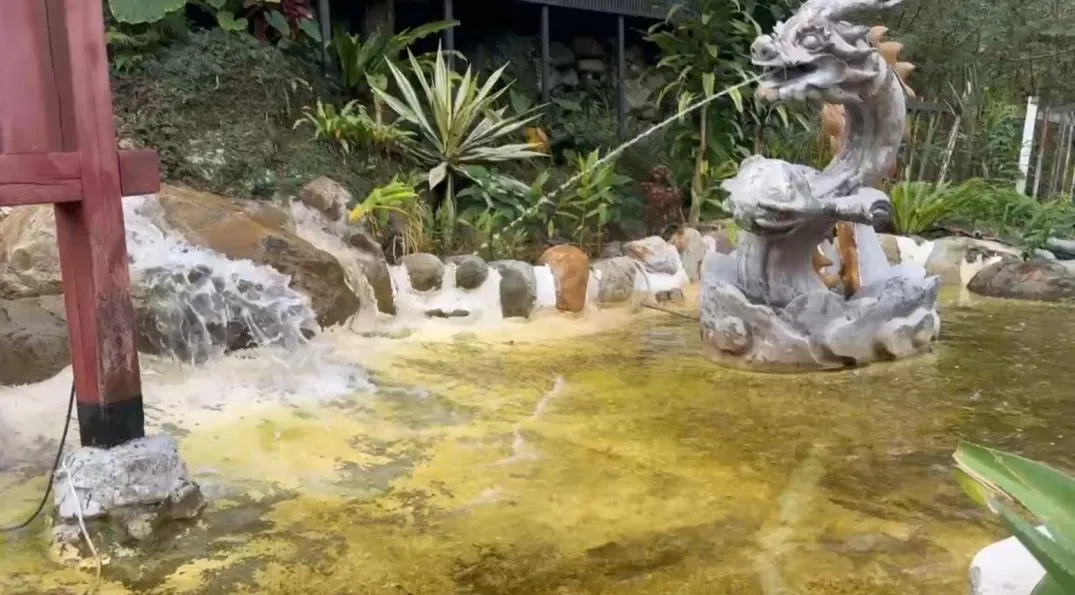 台中市和平區的谷關伊豆日式露天溫泉會館因未取得合法使用執照，於2023年停業整修後，在去年10月悄然恢復營業，卻因未獲得合法旅館業登記證而遭到台中市觀光旅遊局的查處。（圖／翻攝畫面）