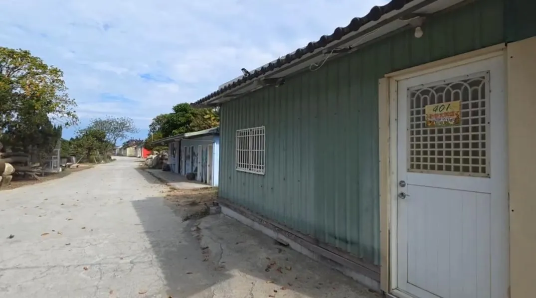 這間鐵皮屋房位於嘉義市區某休閒農場園區內,雖然外觀簡陋,但是內部基本的住宿設施皆有。(圖/翻攝畫面)