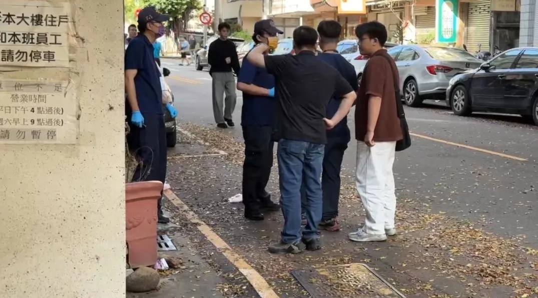 台中市西區府後街、台中地方法院後方，於今（26）日下午2時32分許驚傳槍擊案，造成現場一名年約26歲的男子腹部受傷。（圖／翻攝畫面）