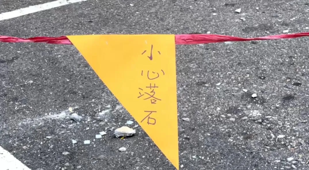 高雄市25日驚傳一起駭人聽聞的大樓外牆剝落傷人意外。（圖／翻攝畫面）