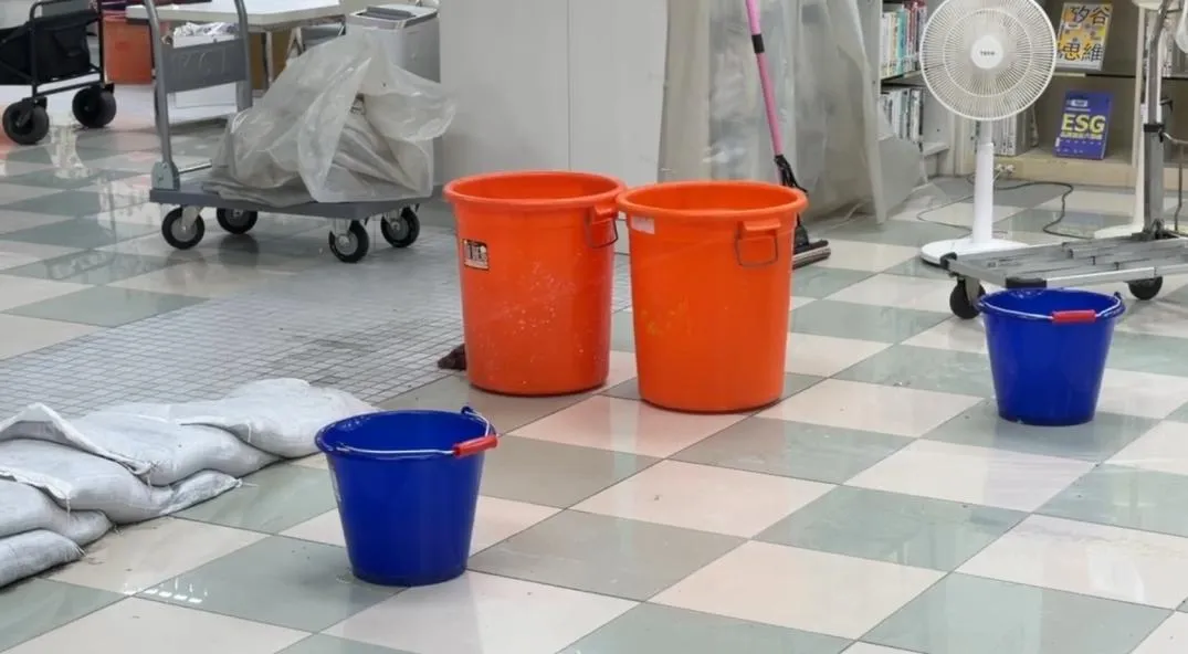 台中朝陽科技大學的圖書館校內空調系統的閥件突然產生故障，導致管線大量漏水。（圖／翻攝畫面）
