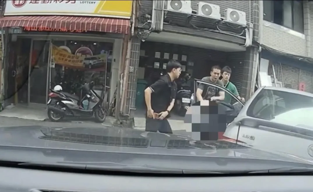 警方圍捕拒捕車輛逮捕2名嫌犯。（圖／翻攝畫面）