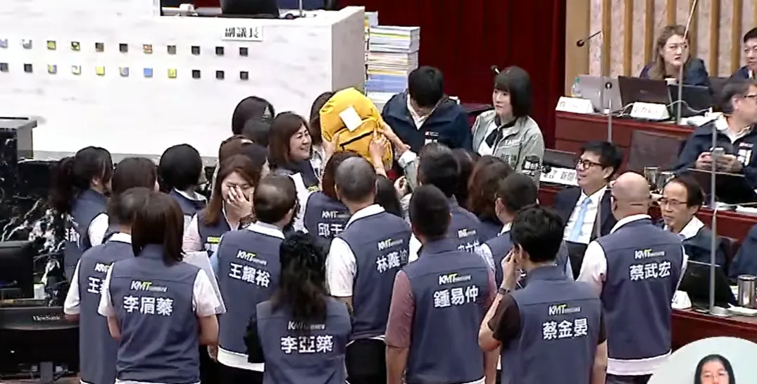 高雄市議會國民黨團最後一次質詢陳其邁時，送上「環遊世界包」。（圖／翻攝高雄市議會Youtube頻道）