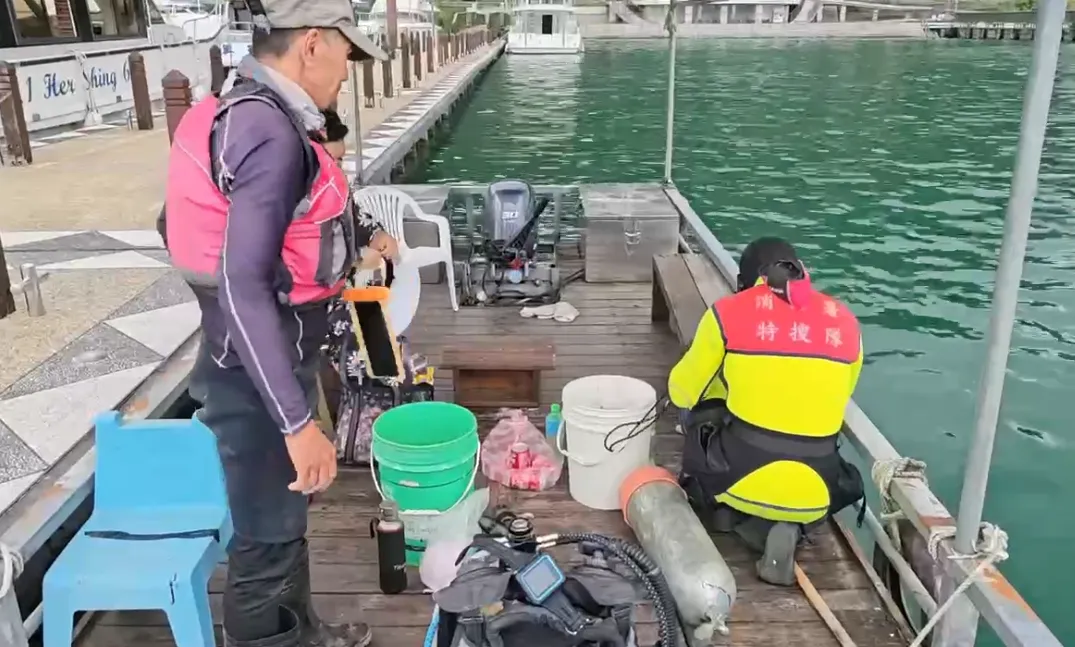 有民眾手機掉落日月潭被潛水員撈起，對方竟開價要7000元酬勞。（圖／中天新聞）