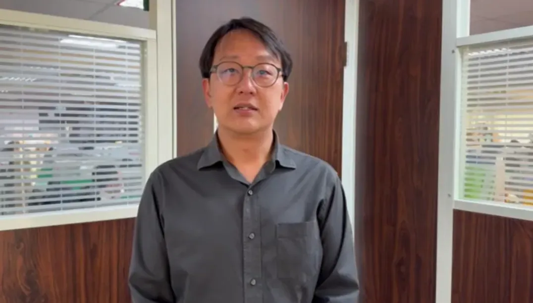 台南市公運處長吳俁之表示，民眾亂塗鴉的行為已違反《社會秩序維護法》可處3000元罰緩。（圖／中天新聞）