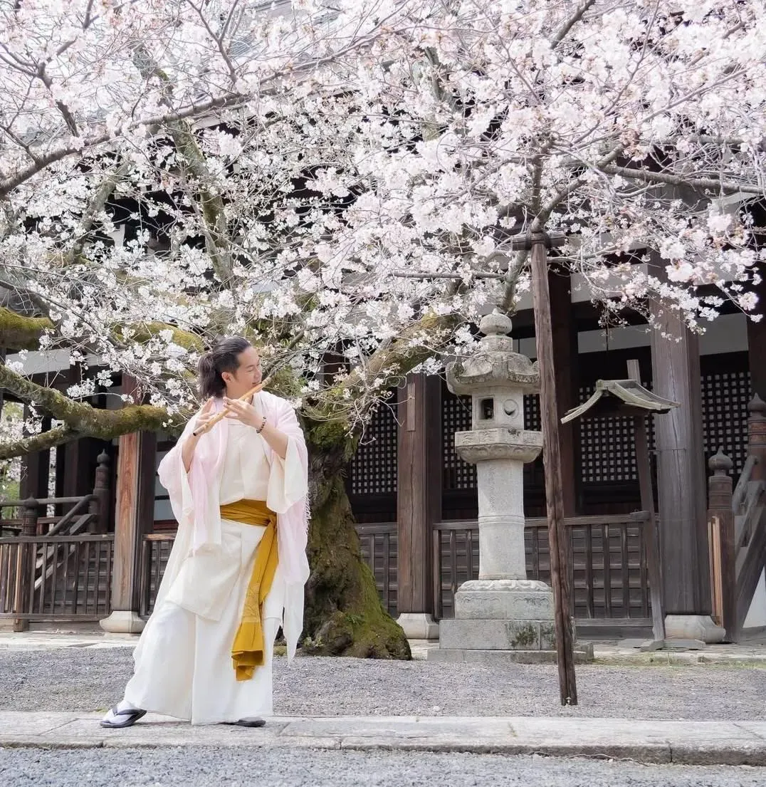 日本篠笛與管弦樂團合作，為世界創舉。佐藤和哉將透過〈光之道〉篠笛協奏曲呈現出一位覺者追尋光與道的故事。（圖／翻攝自佐藤和哉IG）