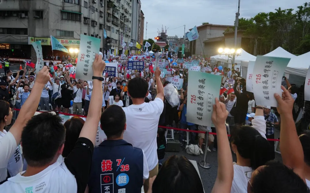 民眾黨在大罷免期間幫助國民黨立委挺過罷免。（圖／民眾黨臉書）
