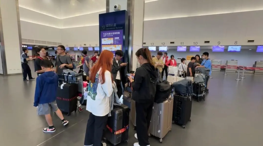 桃園國際機場13日上午11時起出現強側風現象，截至中午12:50為止，導致9架航班需轉降或返航，機場觀景台及部分空橋設施暫停使用。（圖／中天新聞）