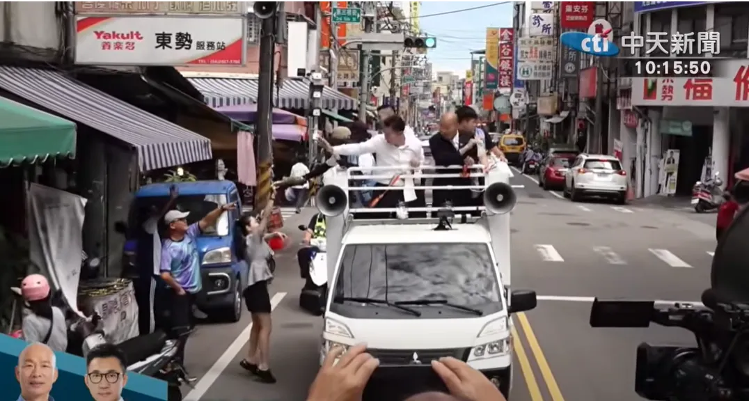 熱情民眾攔車送小禮物。(圖/中天新聞)