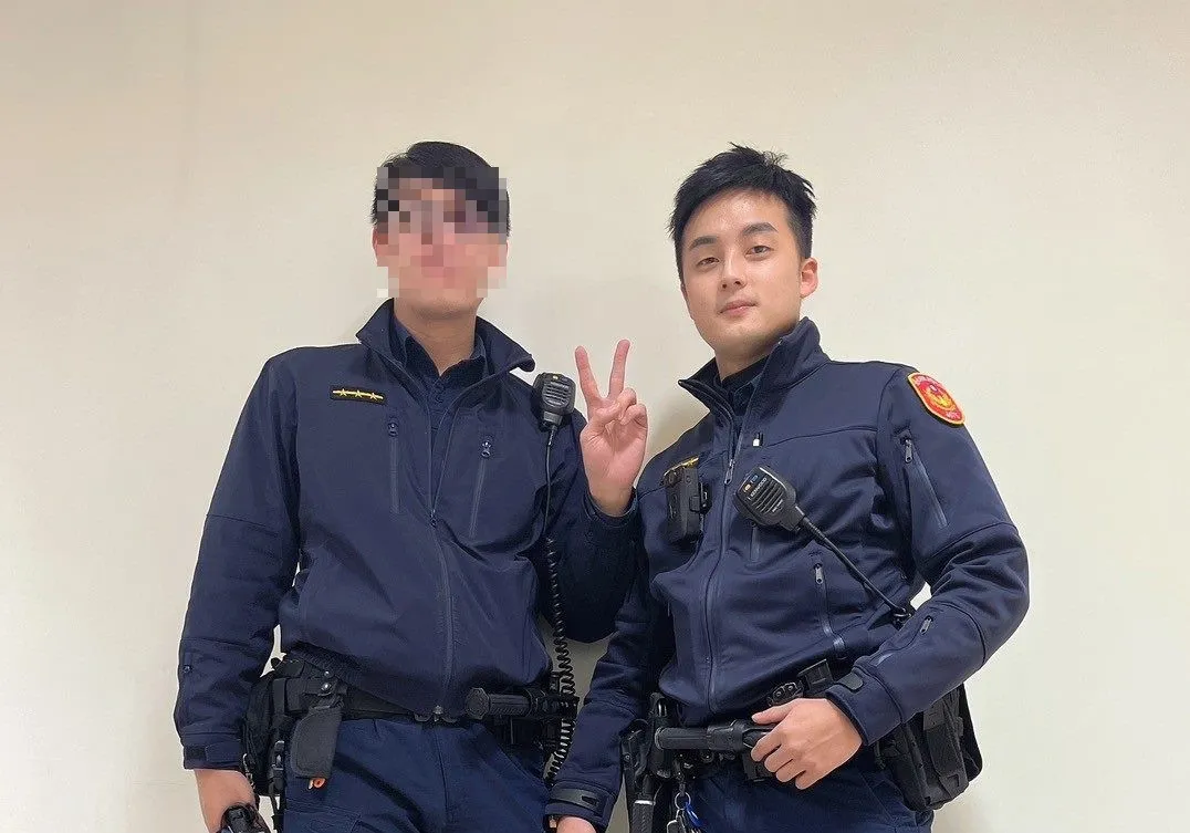 「警界蔣萬安」稱號的張姓警員（右）發揮其跆拳道專長，迅速將楊男壓制在地並逮捕。（圖／翻攝畫面）