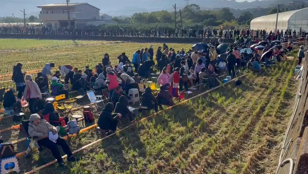 南投竹山紫南宮元旦發馬年錢母，現場已經有許多民眾來排隊。（圖／中天新聞）