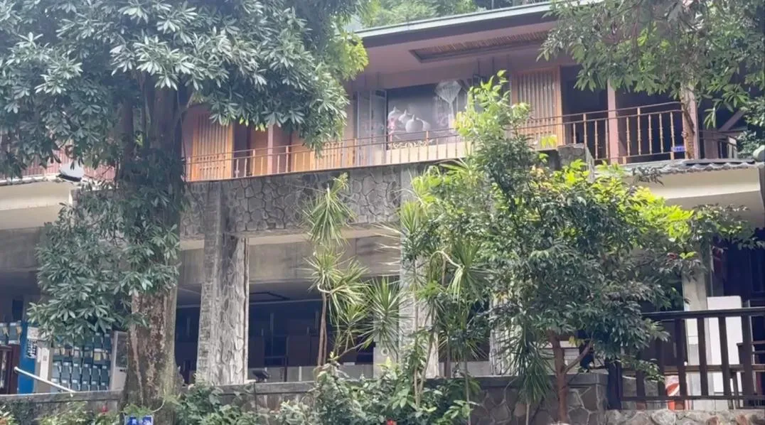台中市和平區的谷關伊豆日式露天溫泉會館因未取得合法使用執照，於2023年停業整修後，在去年10月悄然恢復營業，卻因未獲得合法旅館業登記證而遭到台中市觀光旅遊局的查處。（圖／翻攝畫面）