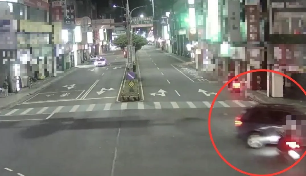 機車騎士撞擊後騰空飛起。（圖／翻攝畫面）