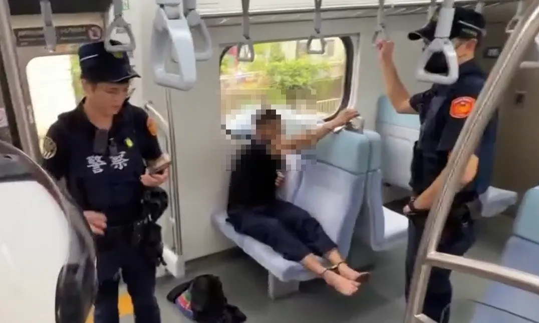 黃姓男子疑似因坐過站在列車上抓狂。（圖／翻攝畫面）