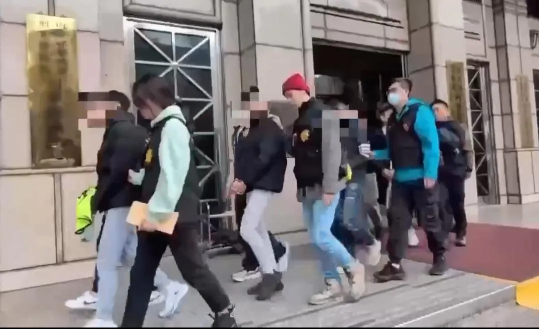 警方破獲竹聯幫弘仁會詐騙集團逮捕12人到案。（圖／翻攝畫面）
