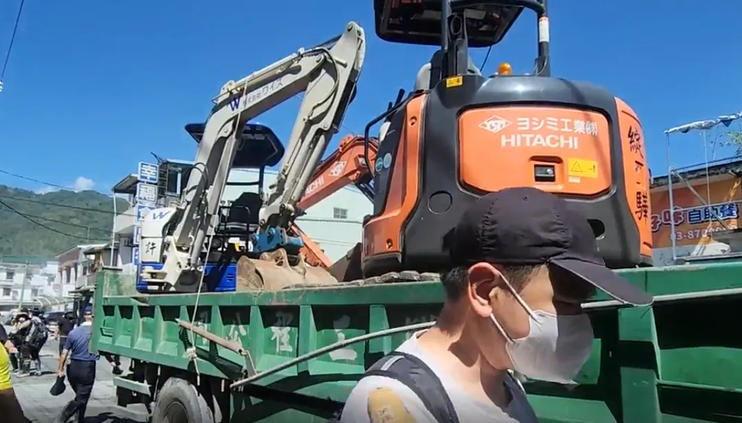 救災機具滯留市區長達2小時，無法發揮應有功能，猶如無頭蒼蠅般陷入混亂狀態。（圖/中天新聞）