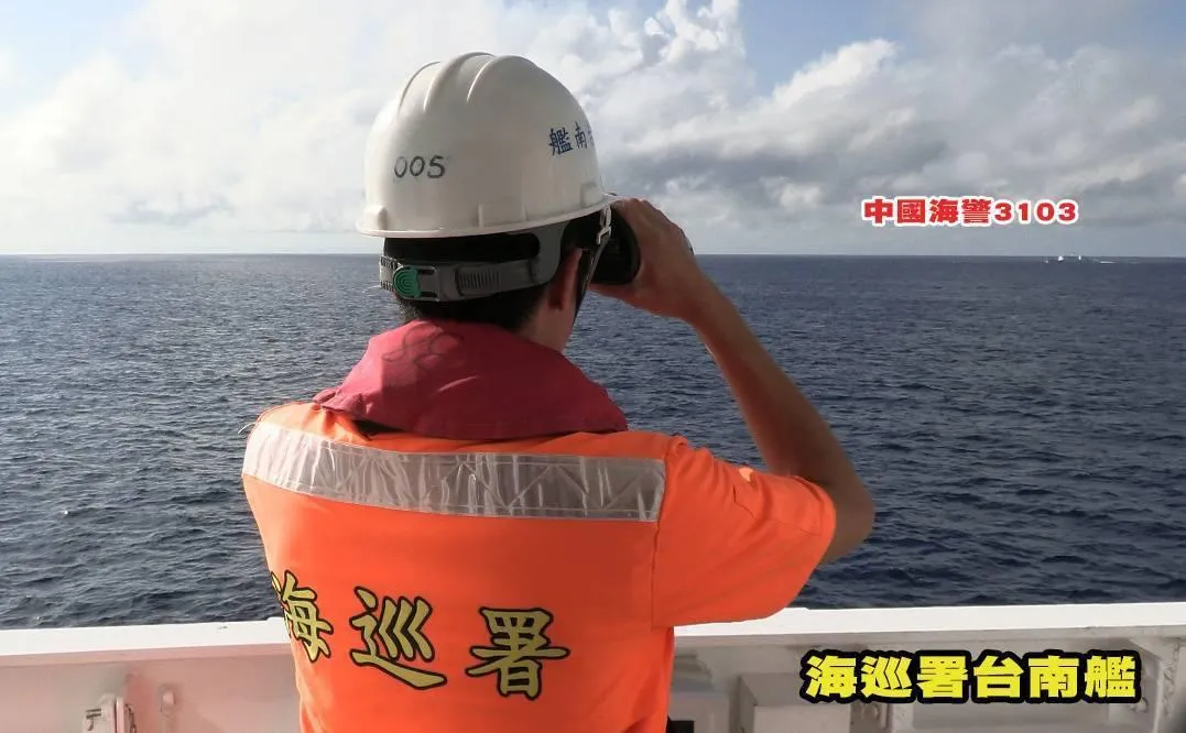 直到晚間6時15分，大陸海警「3105」及「3103」才於東沙西南方海域往西航離東沙限制水域。（圖／海巡署）