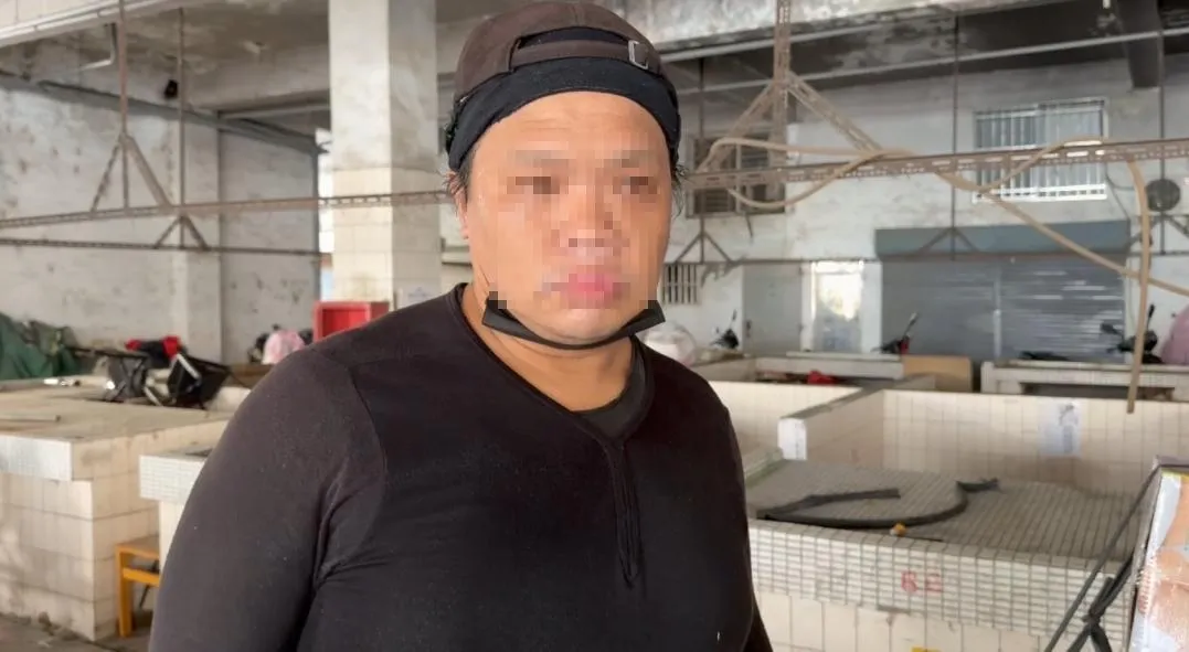 台南警方在21日的巡邏中查獲一名身著忍者裝扮的李姓男子，他背後背著一把武士刀造型的道具，因此遭到警方攔查。經過確認後，警方表示該道具並無殺傷力，李男隨後被放行。（圖／翻攝畫面）