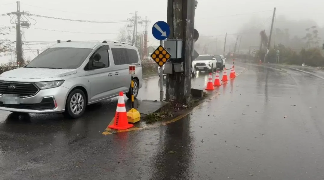 台14甲線翠峰至41.5K大禹嶺路段將於今日17時起實施預警性封閉,採取車輛只出不進的管制方式。(圖/翻攝畫面)