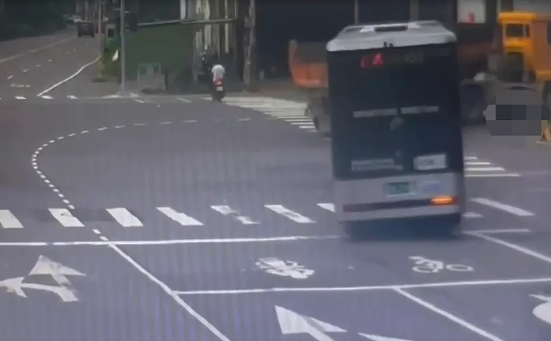 聯結車右轉撞雙載機車，事故造成1人當場死亡。（圖／翻攝畫面）