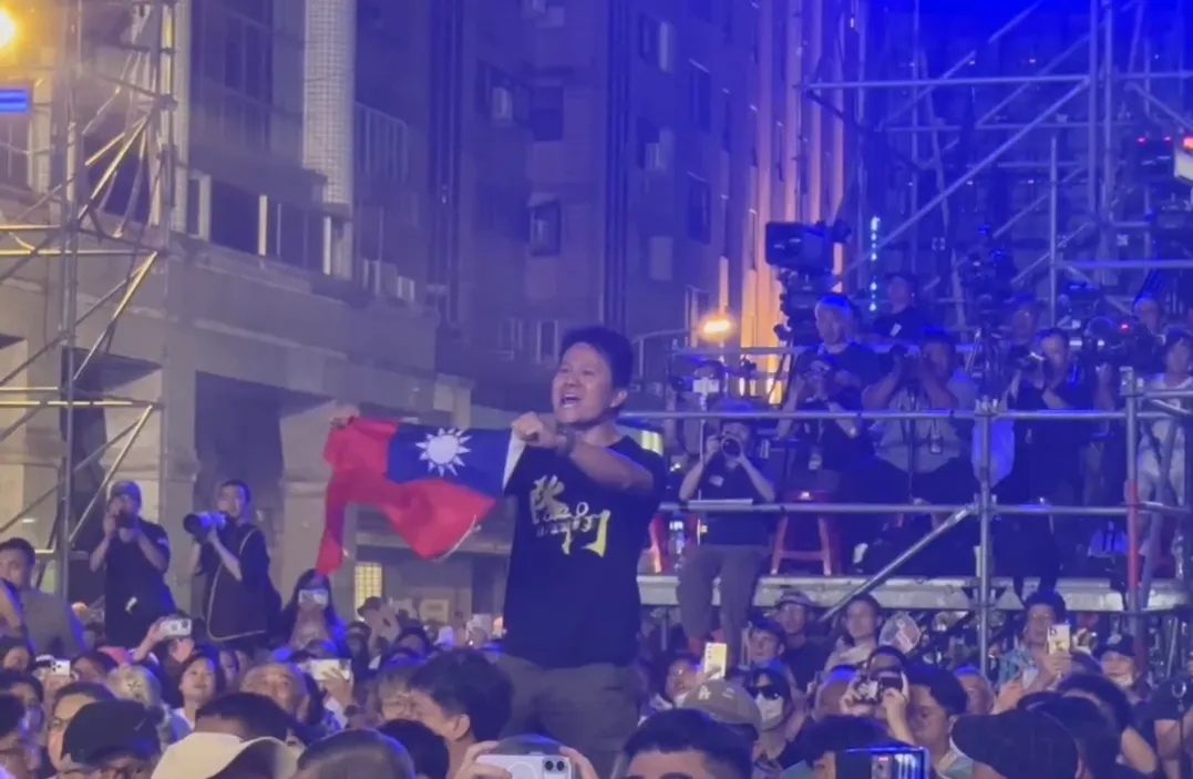 民進黨40周年紀念音樂會，賴清德致詞時，台下一位民眾揮國旗嗆聲。（圖／中天新聞）