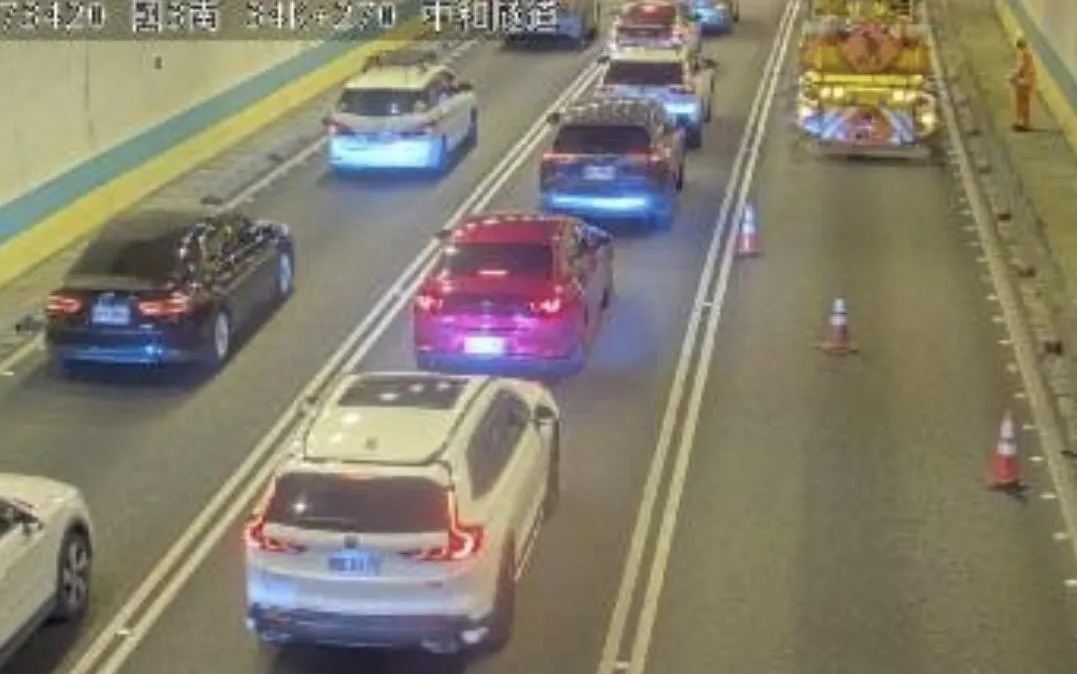 國道3號中和隧道發生追撞車禍。（圖／翻攝自國道公路即時網）