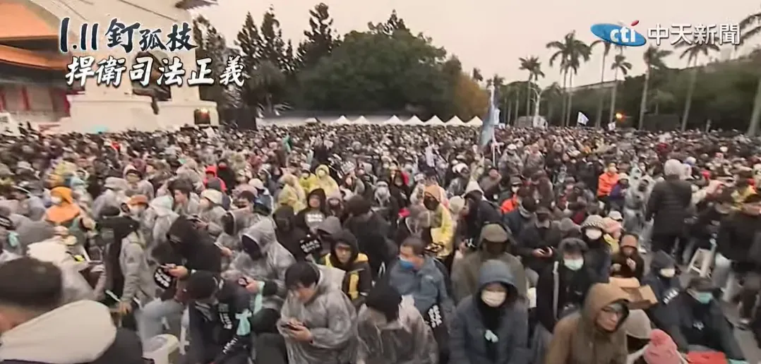 民眾黨號召破萬小草上街。（圖/中天新聞）