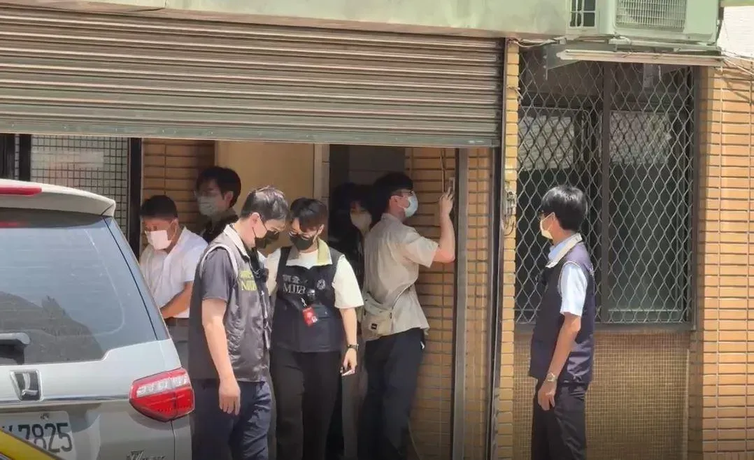 檢調單位搜索國民黨台中市黨部並帶回2人。（圖／中天新聞）