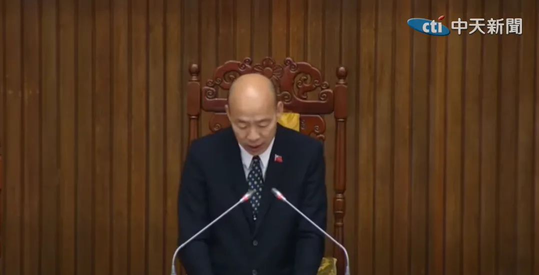 韓國瑜宣布法案通過。