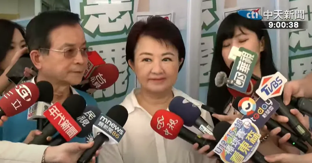 盧秀燕今日一天內將展開4場反罷免輔選,首站就陪同藍委賴士葆車隊掃街。(圖/中天新聞)