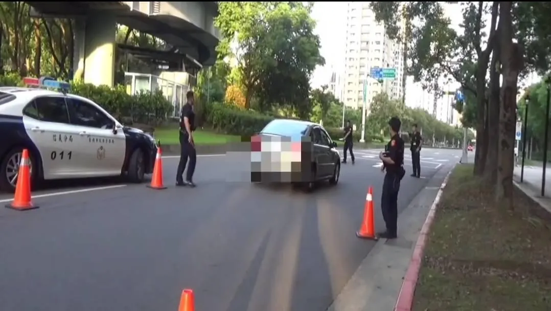 駕駛拒檢衝撞臨檢站。（圖／警方提供）