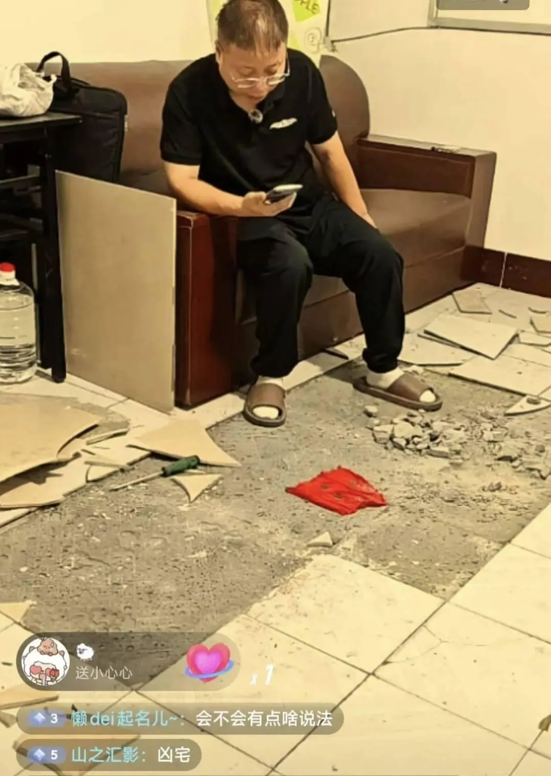 根據民俗學人士的說法，紅布裡包著的5枚銅錢，應該是所謂的「五帝錢」，只是單純用來旺宅招財。（圖／翻攝微博）