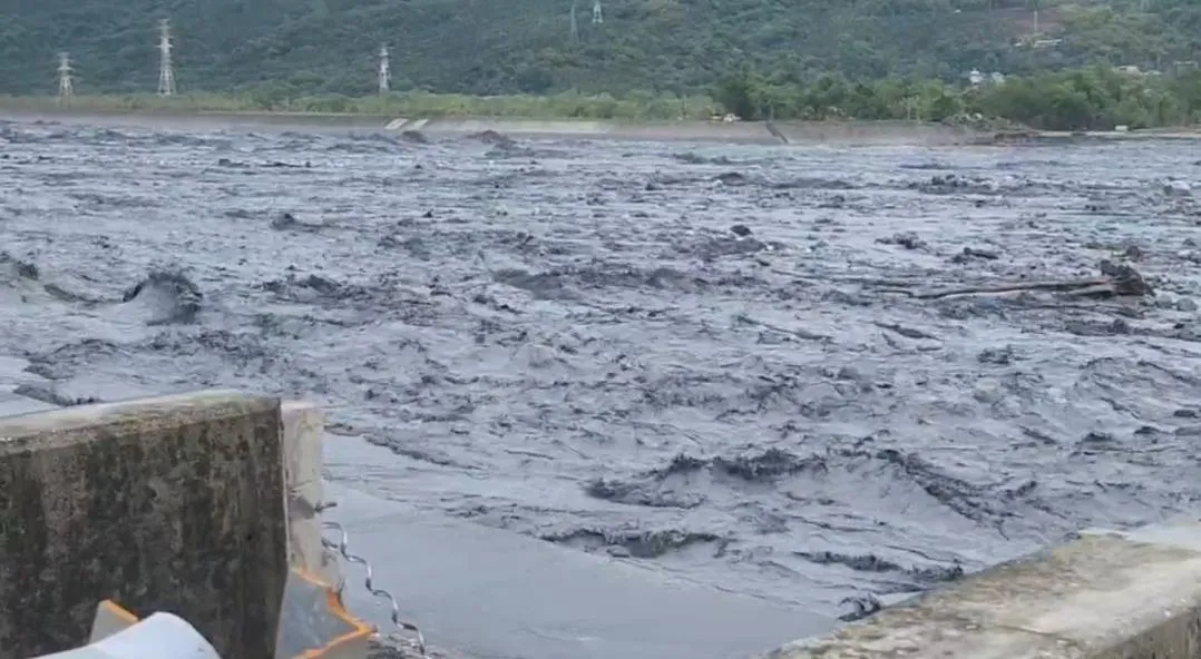 花蓮馬太鞍溪堰塞湖溢流致災，截至24日下午16時，17人死亡。（圖／翻攝畫面）