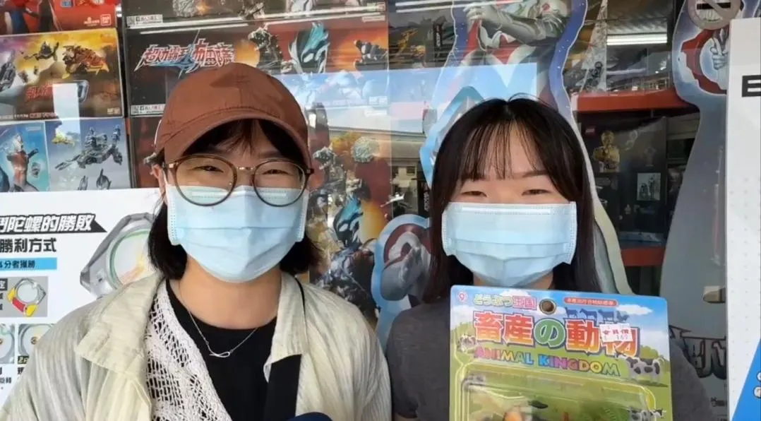 不少顧客趁結束營業前,把握最後購買機會。(圖/翻攝畫面)