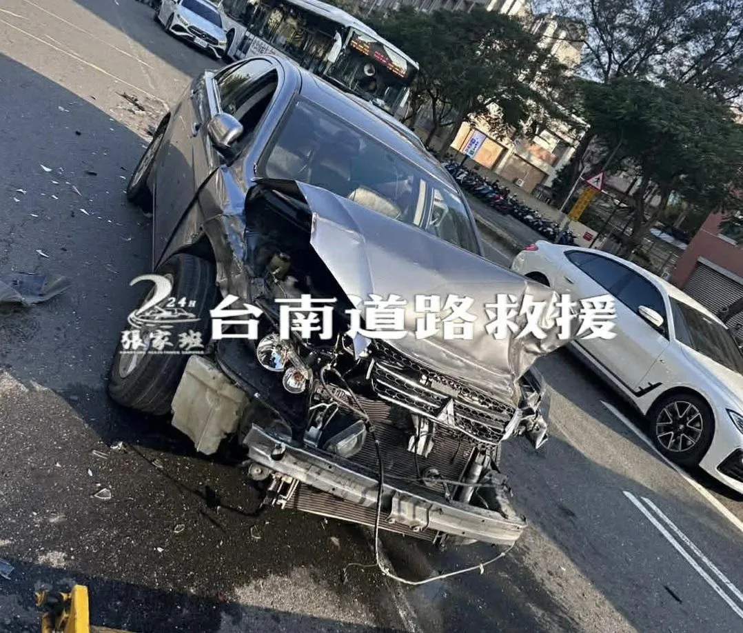 台南市北區小東路一帶2日下午3時30分許發生連環撞車禍，其中1輛車車頭幾乎全毀。（圖／台南道路救援張家班授權提供）